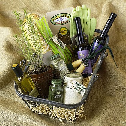 10-diy-gorgeous-gift-basket-ideas-for-any-occasion Holiday Food Gift Baskets, Holiday Mason Jar, Auction Basket, Auction Baskets, Mom Gift Basket, Food Gift Baskets, Baskets For Men, Gift Baskets For Men, Raffle Baskets