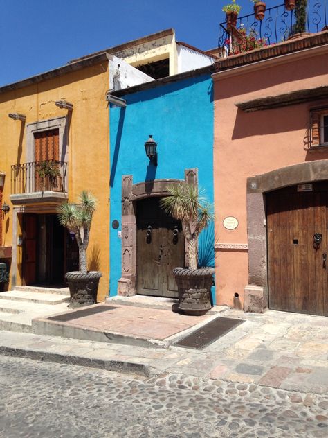 Oaxaca House, Rancho Aesthetic, Mexican Home Exterior, Mexican Background, Indie Rooms, Mexican Style Homes, Mexican Village, Mexican Architecture, Mexican Hacienda