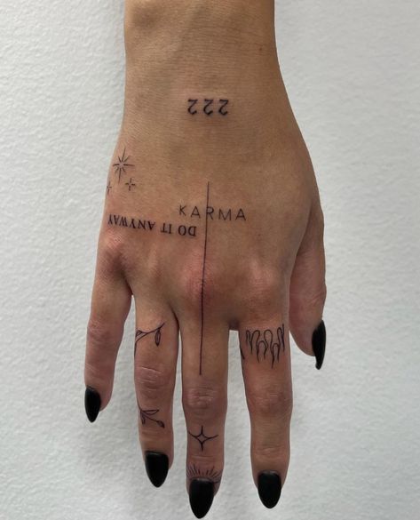 Wörter Tattoos, Tato Jari, Tato Henna, Hand And Finger Tattoos, Pretty Hand Tattoos, Delicate Tattoo, Hand Tattoos For Women, Small Hand Tattoos, Classy Tattoos