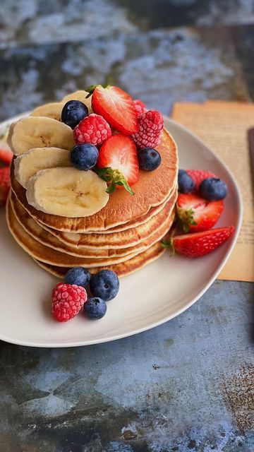 Hot Cakes Con Fruta, Hotcakes Aesthetic, Hot Cakes Aesthetic, Foods Aesthetic, Autumn Tea, Hot Cakes, Chocolate Chips, Waffles, Pancakes