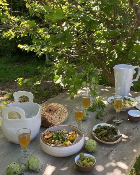 Elevating an al fresco meal takes just a few thoughtful touches - elegant dishware, a signature fragrance, fresh blooms, and, of course, cherished company. Source unknown: (if found, please DM) #faithinforest #alfrescodining #tablescapes #cottagecore Farm Fresh Meals, Food Setup, Outdoor Meditation, Picnic Vibes, Outdoor Ambiance, Wholesome Living, Summer Eats, Fresh Meals, Wealthy Lifestyle