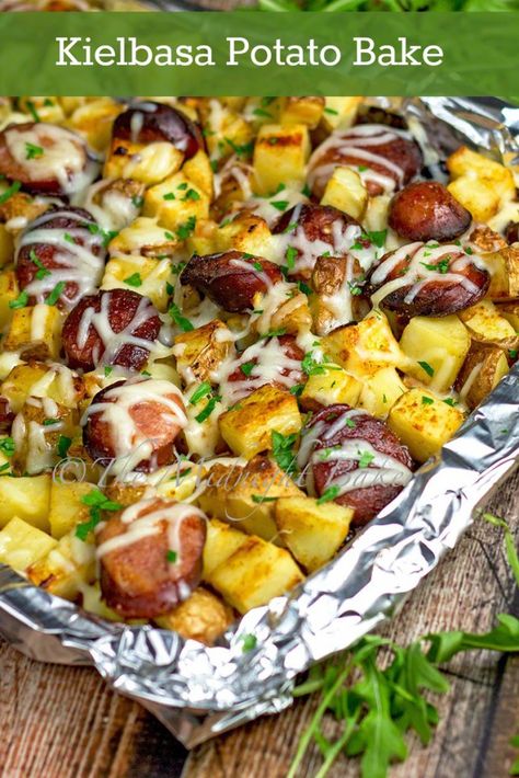 Kielbasa & Potato Gratin | bakeatmidnite.com | #kielbasa #potatoes #easydinners Kielbasa Potatoes, Kielbasa And Potatoes, Kielbasa Recipes, Potato Dinner, Sausage Dishes, Potato Bake, Potato Gratin, Kielbasa, Potato Dishes