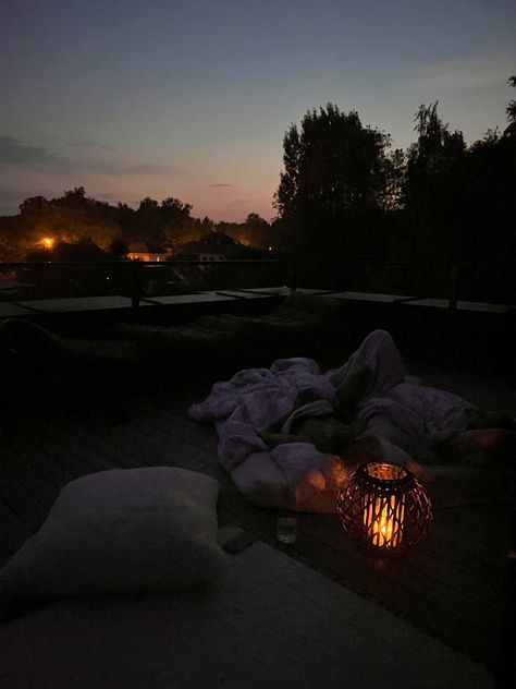 star gazing, warm night, couple, couple goals, night aesthetic, aesthetic couple, date, cozy, bed, rooftop Star Gazing Rooftop, Roof Date Aesthetic, Aesthetic Stargazing Date, Star Gazing Party Ideas, Cozy Date Aesthetic, Star Gazing Picnic, Star Gazing Date Aesthetic, Star Watching Date, Stargazing Rooftop