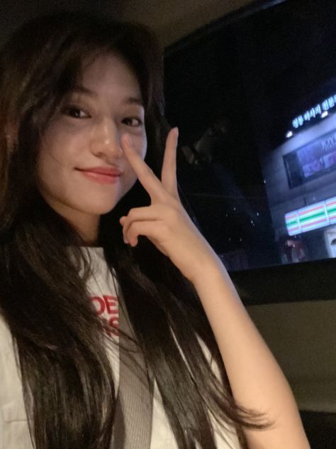 WEKI MEKI INTERNATIONAL on Twitter: "[FANCAFE UPDATE] [From. Kim Doyeon] Done with work✌️ #위키미키 #WekiMeki… " Kim Doyeon Selca, Doyeon Selca, Weki Meki Doyeon, Doyeon Wekimeki, Kim Doyeon, Aesthetic Filter, I Love Girls, Asian Style, Girls In Love