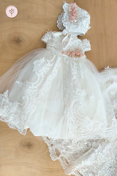 Contamos con una gran variedad de modelos. Baby Blessing Dress, Ideas Bautizo, Baby Birthday Dress, Blessing Dress, Baby Blessing, Kids Dress Wear, Baby Closet, Christening Outfit, Christening Dress