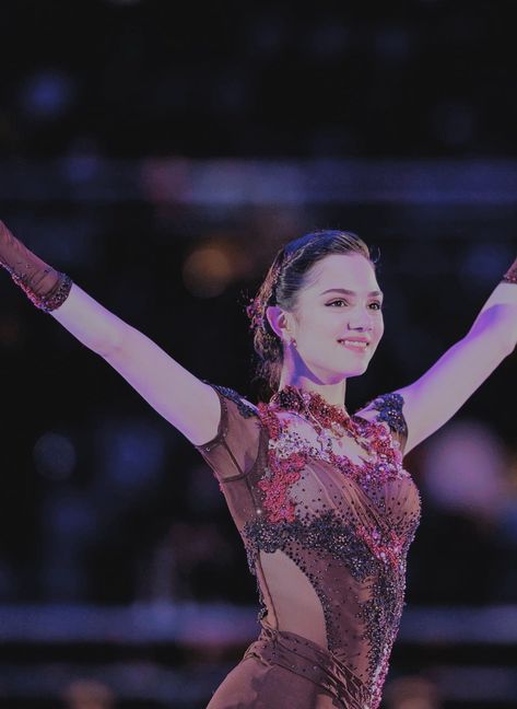 Evgenia Medvedeva Anna Karenina, Evgenia Medvedeva Aesthetic, Zhenya Medvedeva, Team Tutberidze, Figure Skating Olympics, Skate Aesthetic, Evgenia Medvedeva, Skating Aesthetic, Russian Figure Skater