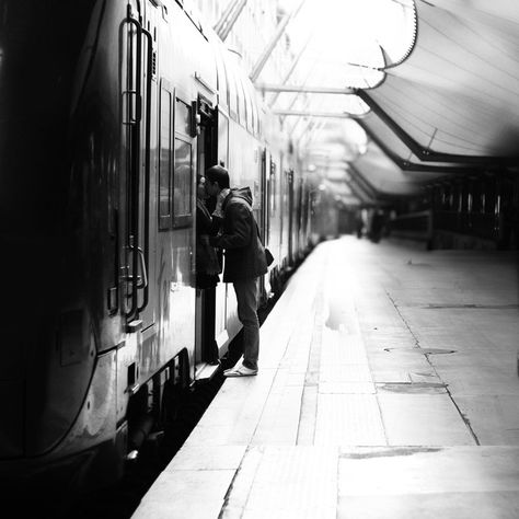 La distancia no arruina las relaciones, las dudas sí.www.twinshoes.es Subway Station, Last Kiss, Train Photography, Black And White Photograph, U Bahn, Paris Photo, All Aboard, Foto Inspiration, Tour Eiffel