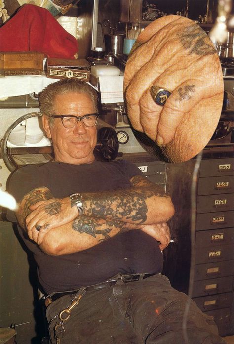 the Godfather of tattoos Sailor Jerry with his Masonic Ring! Shriners Tattoo, Masonic Tattoos Freemasonry, Tattoos Practice, Mason Tattoo, Freemason Tattoo, Masonic Tattoos, Godfather Tattoo, Tattoo Sailor, Tattoo Museum