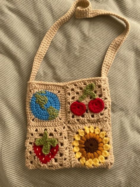 شال كروشيه, Stylish Crochet, Stitch Crochet, Crochet Fashion Patterns, Crochet Purse Patterns, Fun Crochet Projects, Crochet Design, Granny Square Crochet Pattern, Crochet Tote