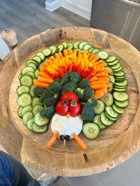 Thanksgiving Fruit And Veggie Tray, Thanksgiving Veggie Board, Turkey Vegetable Tray, Turkey Board, Turkey Fruit, Turkey Veggie Tray, Veggie Board, Fruit Ideas, Charcuterie Inspiration