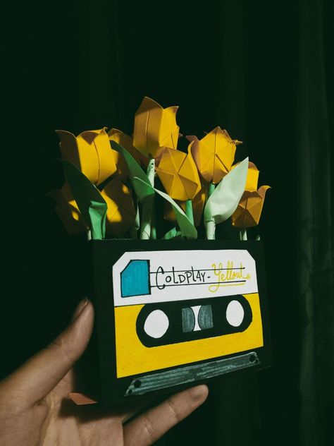 Amarillo, caset de Coldplay y tulipanes de origami Fix You Coldplay Aesthetic, Fix You Coldplay, Coldplay, Fix You, Paper Art, Art Inspo, Diy And Crafts, Gifts For Him, Origami