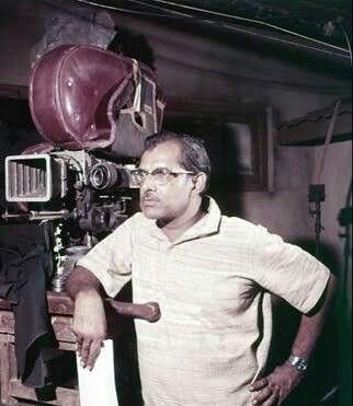 Hrishikesh mukharji sir Hrishikesh Mukherjee, Simi Garewal, Bollywood Images, Rajesh Khanna, Anupam Kher, Film Editing, Bollywood Updates, The Art Of Storytelling, Amitabh Bachchan