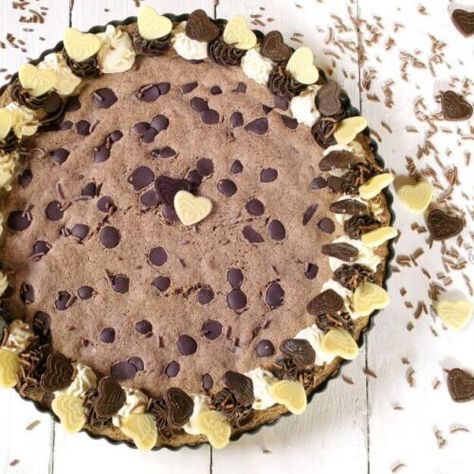 How to Make a Cookie Cake with Pillsbury Cookie Dough Cookie Cake Pillsbury, Diy Cookie Cake With Premade Dough, Easy Cookie Cake Premade Dough, Pillsbury Cookie Cake, Make A Cookie Cake, Pillsbury Cookie Dough, Giant Cookie Cake, Big Chocolate Chip Cookies, Cookie Dough Pie