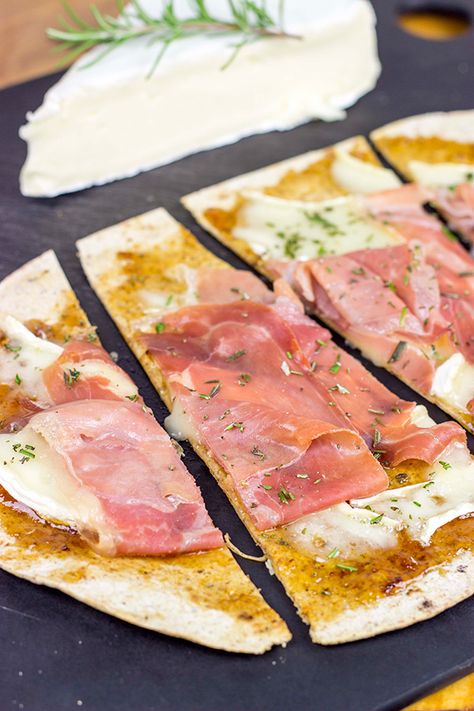 Step up your snack time with these easy Brie and Fig Jam Flatbreads! Fig Jam Brie, Brie And Fig Jam, Jam Tarts Recipe, Brie And Fig, Prosciutto Brie, Cracker Bites, Fig Prosciutto, Food Lessons, Shrimp Etouffee