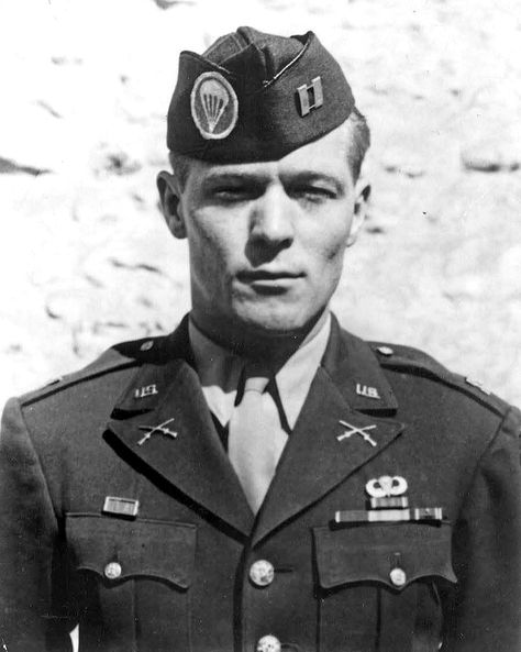 Richard Winters Winters Band Of Brothers, Richard Winters, 1940s Aesthetic, Easy Company, Corset Training, Ww2 History, Military Pictures, Band Of Brothers, White Images