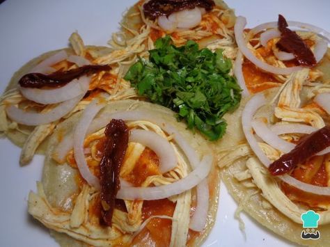 Receta de Chalupas de pollo estilo Guerrero #RecetasGratis #RecetasMexicanas #ComidaMexicana #CocinaMexicana #Chalupas Real Mexican Food, Spa Soap, Mexican Food, Mexican Food Recipes, Tacos, Spaghetti, Meat, Chicken, Ethnic Recipes