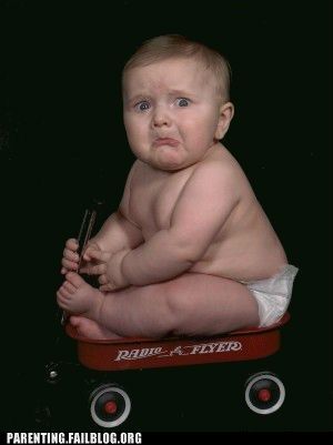 Ahhhh! His face! If this doesn't make you laugh, I don't know what will! Funny Baby Pictures, Awkward Family Photos, Red Wagon, Moon Photography, We Are The World, 웃긴 사진, Baby Portraits, E Card, Funny Babies