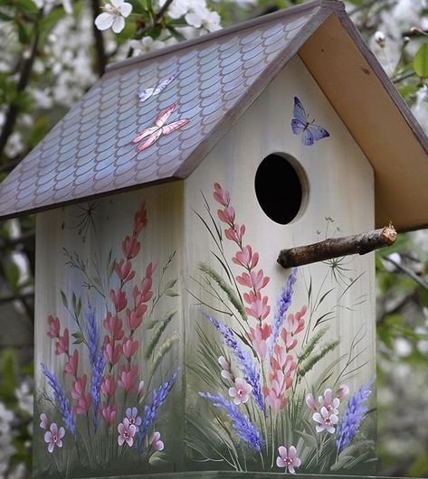 Bird Houses Painted Flowers, Cute Bird House Painting Ideas Flowers, Aesthetic Bird House Painting, Bird Houses Painted Easy, Cute Painted Bird Houses, Painting Birdhouses Ideas Simple Wood, Bird House Painting Ideas Aesthetic, Hand Painted Birdhouses Ideas, Bird Feeder Painting Ideas