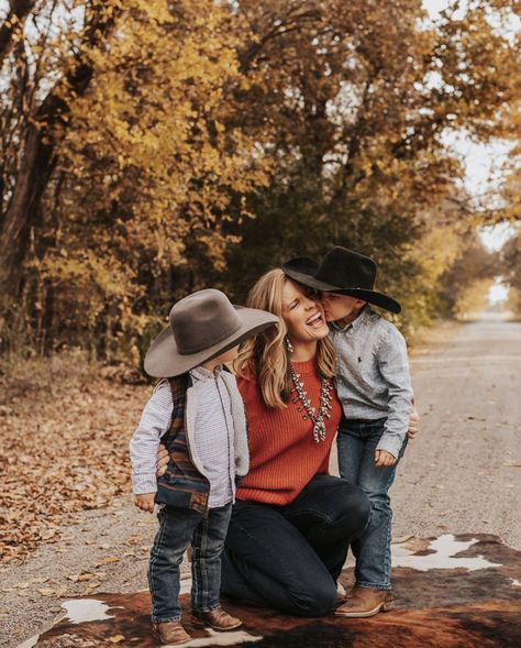 Fall Family Pictures Outfits Western, Western Family Pictures Outfits Summer, Western Photoshoot Ideas Family, Country Western Family Photos, Cute Western Family Pictures, Fall Family Photos Western, Family Western, Country Family Photoshoot, Western Christmas Pictures Family