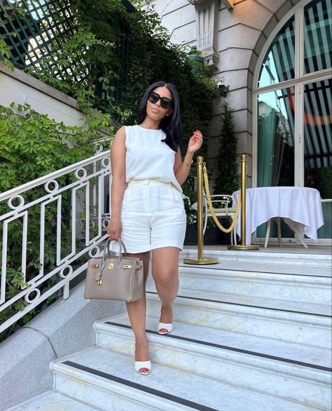 Classy White Outfits For Women, Rich Elegant Outfit, Elegant Casual Outfit Summer Classy, Delicate Woman, All White Party Outfits, Rich Auntie, White Outfits For Women, White Party Outfit, Chic Dress Classy