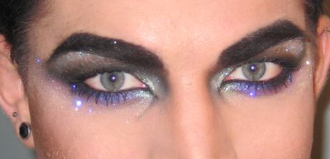 Adam Lambert glitter eyes Rock Star Makeup, Glam Rock Makeup, Glam Eye Makeup, Rock Makeup, Makeup Life Hacks, Star Makeup, Most Beautiful Eyes, Male Makeup, Glitter Eyes