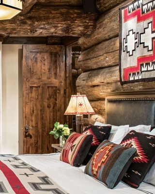 Log Home Bedroom, Log Cabin Bedroom, Lodge Bedroom, Home Bedroom Design, Cabin Interior Design, Log Cabin Interior, Cabin Bedroom, Southwestern Home, Log Cabin Decor