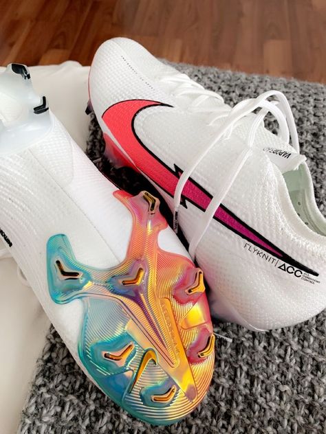 Custom Football Cleats, Womens Soccer Cleats, Cool Football Boots, Best Soccer Cleats, Best Soccer Shoes, Muka Lelaki, Nike Soccer Shoes, Nike Football Boots, Girls Football Boots