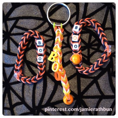 Halloween rainbow loom bracelets and keychains with beads Halloween Rubber Band Bracelet, Halloween Rainbow Loom, Halloween Loom Bracelets, Looming Bracelets, Rainbow Loom Fishtail, Rubberband Bracelets, Rainbow Loom Bracelets Easy, Halloween Rainbow, Fishtail Bracelet