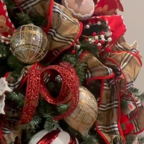 Keri Collins & Suzanne Higgins on Instagram: "We love this gingerbread Burberry inspired Christmas tree. We filled it with gingerbread ribbon, plaid ribbon, gingerbread flowers, plaid glass ornaments, Santa ornaments, gingerbread ornaments and picks 🤍🤎. . . . . . . . . . .#diychristmas #diyholiday #holidayinspo #christmasinspo #christmasdesigner #ohchristmastree #themostwonderfultimeoftheyear #gingerbread #gingerbreadman #burberryinspired #plaidribbon #christmasribbon #ribbontutorial #lovechrist Burberry Ribbon, Christmas Flower Arrangements, Gingerbread Ornaments, Christmas Inspo, Plaid Ribbon, Santa Ornaments, Christmas Ribbon, Diy Holiday, Gingerbread Man