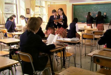 Korean drama 궁 Princess Hour (2006) | korean high school ฅ⁠^⁠•⁠ﻌ⁠•⁠^⁠ฅ #schoolaesthetic #kdrama #schooluniform Kdrama High School Aesthetic, Kdrama School Aesthetic, Classroom Aesthetic High School Korean, South Korea High School, Korean School Aesthetic Classroom, Korean School Classroom, Korean High School Aesthetic, Korea High School, Korean School Aesthetic