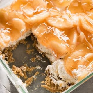 Apple Delight Desserts, No Bake Apple Pie Cheesecake, No Bake Apple Cheesecake Bars, No Bake Apple Cheesecake Recipes, No Bake Apple Cheesecake, No Bake Apple Desserts, Apple No Bake Cheesecake, Caramel Apple Cheesecake Dip No Bake, Carmel Apple No Bake Cheesecake