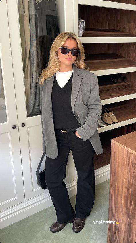 Matilda Djerf Business, Grey Blazer Black Pants, Elegant Outfit Casual, Matilda Djerf Outfit, Matilda Djerf Style, Straight Jeans Outfit, Black Blazer Outfit, Outfit Grey, Sweater Vest Outfit