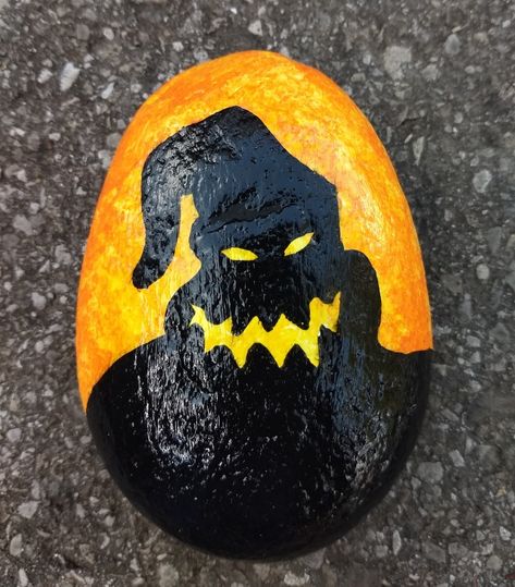 Scary Paintings, Garden Rock Art, Painted Pebbles, Rock Flowers, Paint Rocks, Snoopy Halloween, Halloween Rocks, Nightmare Before Christmas Halloween, Christmas Rock