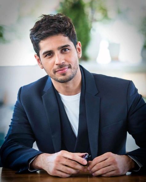 Handsome Boys Indian, Clean Hairstyles, Sid Kiara, Hear Cat, Siddharth Malothra, Sid Malhotra, Green Suit Men, Siddharth Malhotra, Male Portrait Poses