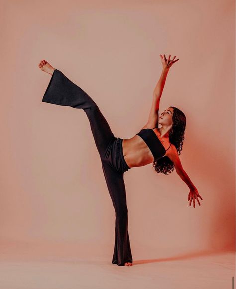 Contemporary Dance Clothes, Contemporary Poses Dancers, Dance Photoshoot Ideas Creative, Dance Headshots Professional, Contemporary Dance Photoshoot, Dance Photo Shoot Poses, Senior Dance Pictures, Contemporary Photoshoot, Dance Photoshoot Poses