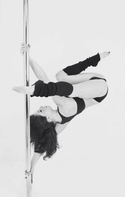 Pole dancing Pole Dance Ayesha, Pole Fitness Inspiration, Hand Placement, Pole Sport, Human Flag, Pole Moves, Aerial Fitness, Pole Tricks, Pole Art