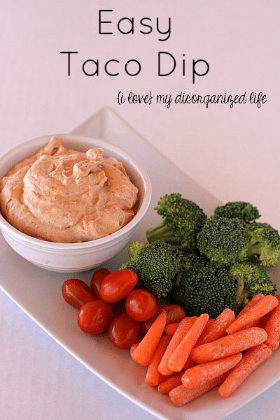 Easy Taco Dip, made with Greek yogurt - just 2 ingredients! Texmex Recipes, Easy Taco Dip, Dip With Greek Yogurt, Taco Dip Easy, Recipes Broccoli, Taco Dip Recipe, Raw Veggies, Taco Dip, Dip Recipes Easy