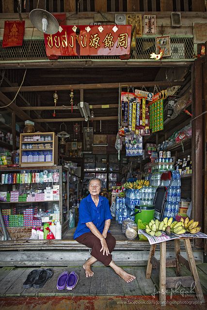 Floating Market Thailand, Street Food Thailand, Asia Travel Outfit, Thailand Tourist, Floating Market, Asian Street Food, Environmental Portraits, Travel Clothes, Koh Tao