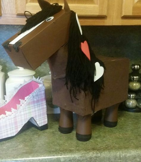 Horse valentine box Box Ideas For Kids, Horse Valentine, Valentine Box Ideas, Girls Valentines Boxes, Fair Crafts, Kids Valentine Boxes, Valentine Card Box, Valentine Art Projects, Craft Boxes