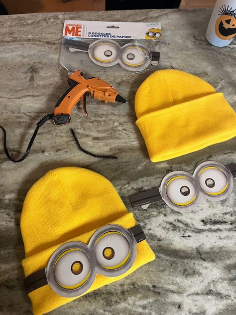 Minions DIY Halloween Costumes #Minions #DiyHalloweenCostumes #HalloweenIdeas #Easy Minion Rave Outfit, Minon Costume Diy Halloween Family, Minon Costume Diy Halloween, Despicable Me Food Ideas, Easy Bee Costume Diy, Minion Adult Costume Diy, Minion Halloween Costumes Diy, Bob Minion Costume, Trunk Or Treat Minion Theme