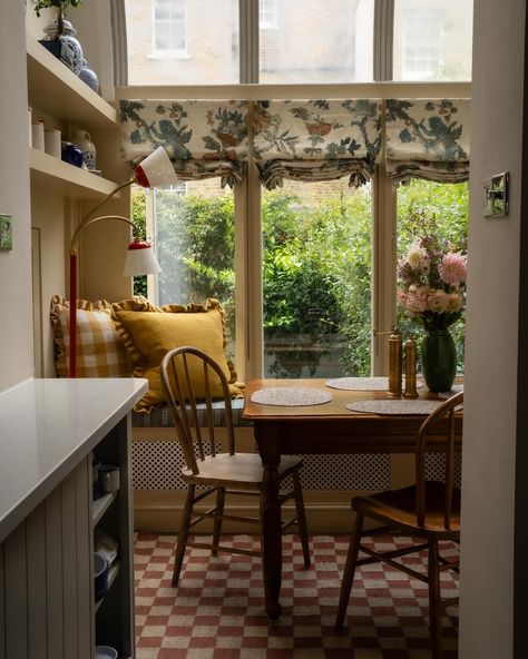 The cutest breakfast nook from one of our London projects 🌟 Design @alicegrace_england Breakfast Nook In Kitchen, Bay Window Breakfast Nook, Space Saving Ideas For Home, Swedish Country House, Sunroom Dining, Kitchen Breakfast Nooks, Sunroom Decorating, Fyp Aesthetic, Chill Room