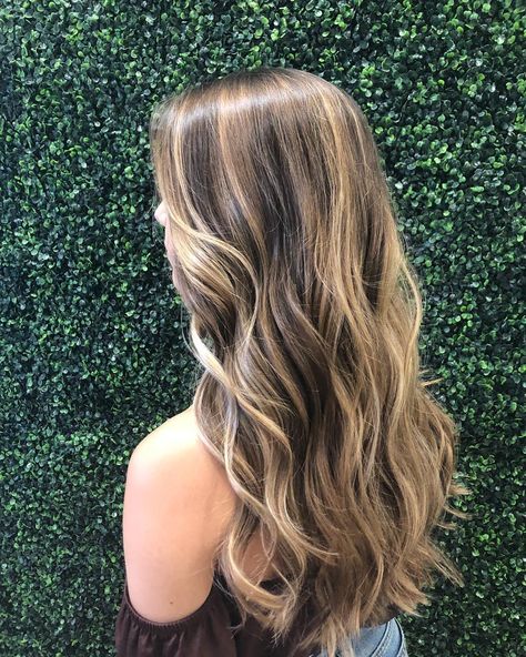 Caramel Macchiato Hair Color, Caramel Macchiato Hair, Bronde Balayage Wavy Hair, Caramel Balayage Wavy Hair, Light Brown Balayage Wavy Hair, Balliage Hair Miel, Dark Brown Hair With Blonde Highlights, Hand Tied Extensions Bronde, Brown Hair With Blonde Highlights