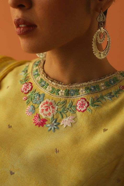 Zara Shahjahan, Embroidery On Kurtis, Kurti Embroidery Design, Floral Embroidery Patterns, Summer Lawn, Salwar Kamiz, Dress Design Patterns, Embroidery Neck Designs, Embroidered Blouse Designs