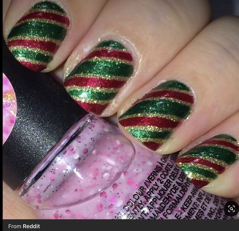 Red Green Gold Nails Christmas, Christmas Gel Nails Red And Green, Christmas Striped Nails, Red Green And Gold Nails, Christmas Nails Red And Green, Green Gold Nails, Red And Green Christmas Nails, Green And Gold Nails, Stripes Nails