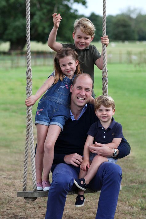 Princess Charlotte and Prince Louis wear canvas sneakers from Trotters in a portrait for Prince William's 38th birthday. #princesscharlotte #princelouis #princegeorge #princewilliam #dukecambridge Duke And Duchess Of Cambridge, Poppy Cupcakes, Prince William Birthday, Prins Philip, Vévodkyně Kate, Principe William Y Kate, Prinz George, Anmer Hall, Kate Und William