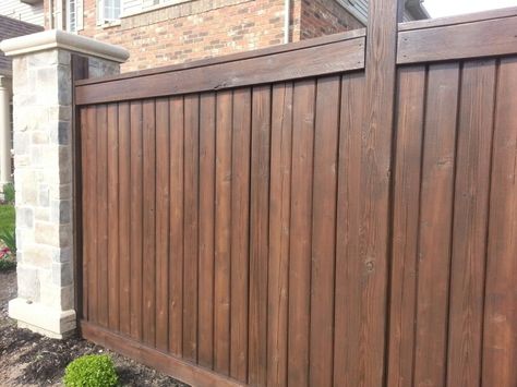 Stained Privacy Fence Ideas, Brown Fence Ideas, Privacy Fence Stain Color, Stained Wooden Fence, Cedar Fence Stain Colors Ideas, Wooden Fence Stain Colors, Dark Brown Fence Stain, Wood Fence Stain Colors, Wood Fence Stain Color Ideas