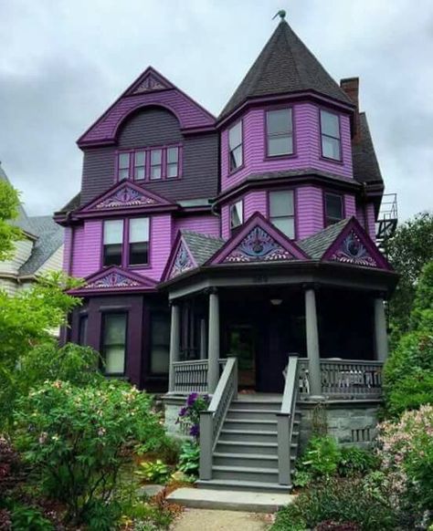 Magical, mystical purple witch house Purple Houses, Future Mansion, Purple House, Goth Chic, Pretty Houses, Build Inspiration, Victorian Style Homes, Goth Home, Purple Home