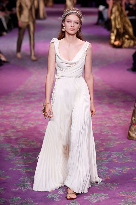 A model in a white dress and toe-loop sandals at the Dior spring 2020 couture show. #dior #couture #runway #toeloopsandals #whitedresses White Runway Dress, Dior Dress 2022, Dior White Dress, Dior Embroidery Dress, Dior Greek Fashion Show, Christian Dior Dress 2022, Dior Spring 2017 Couture, White Runway, Dior Fashion Show