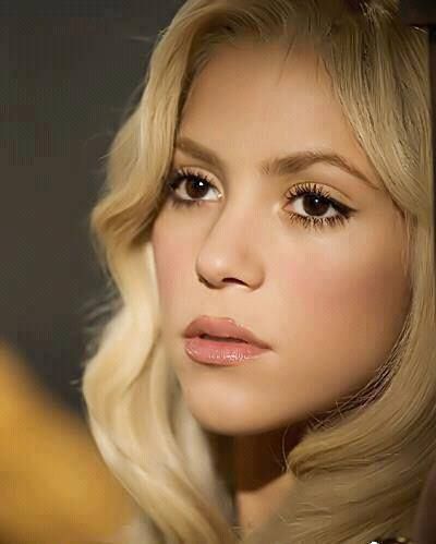 illegal Shakira Makeup, Shakira Hair, Shakira Style, Shakira Photos, Pretty Blonde Hair, Celebrity Faces, Female Singers, Shakira, Britney Spears