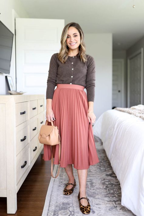 Capsule Wardrobe For Work, Pleated Skirt Outfits, Outfit Ideas For Work, Neutral Outfit Ideas, Winter Sneakers Outfit, Petite Style, Outfits Petite, Push Ups, Sheer Tights